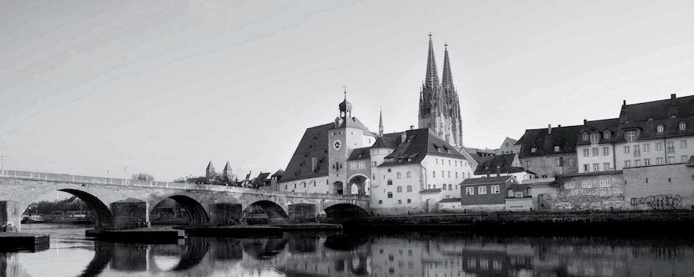 Blick auf die Steinerne Brücke in Regensburg